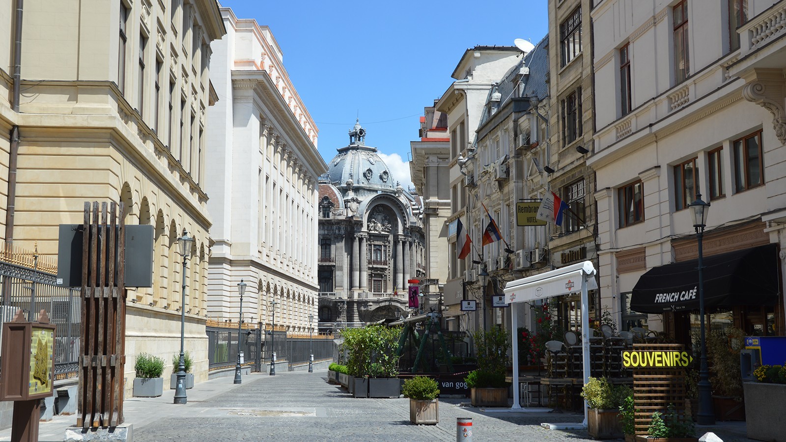 La pas prin Centrul vechi din Bucuresti